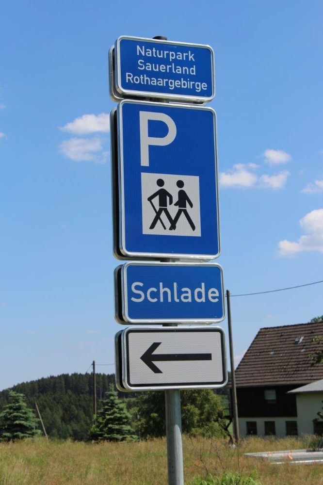 Verkehrszeichen zum Wanderparkplatz Schlade Verkehrszeichen zum Wanderparkplatz Schlade