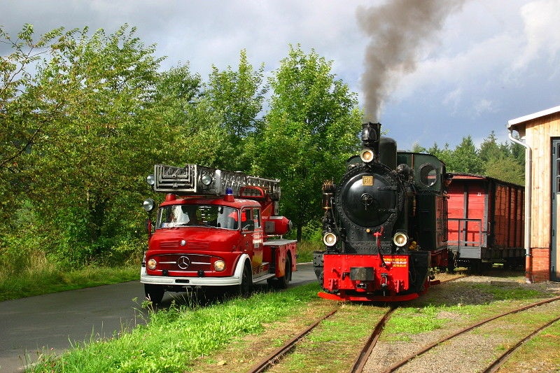 Hist. Feuerwehrfahrzeuge am Bahnhof der Sauerlände Hist. Feuerwehrfahrzeuge am Bahnhof der Sauerlände