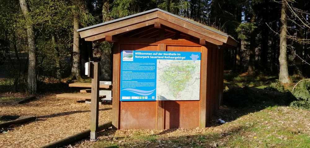 Informationshütte am Wanderparkplatz Nordhelle