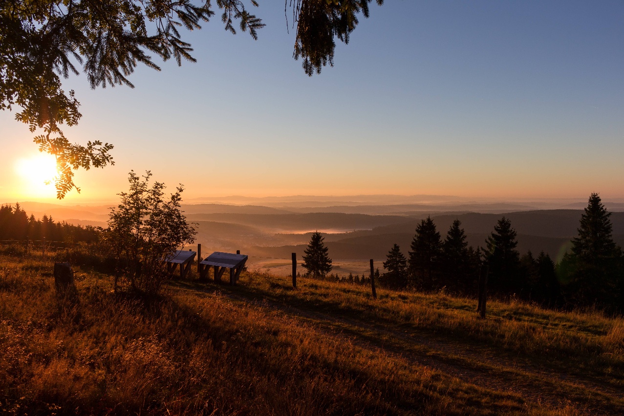Blick bei Sonnenaufgang vom Kalied auf die Medebacher Bucht Blick bei Sonnenaufgang vom Kalied auf die Medebacher Bucht