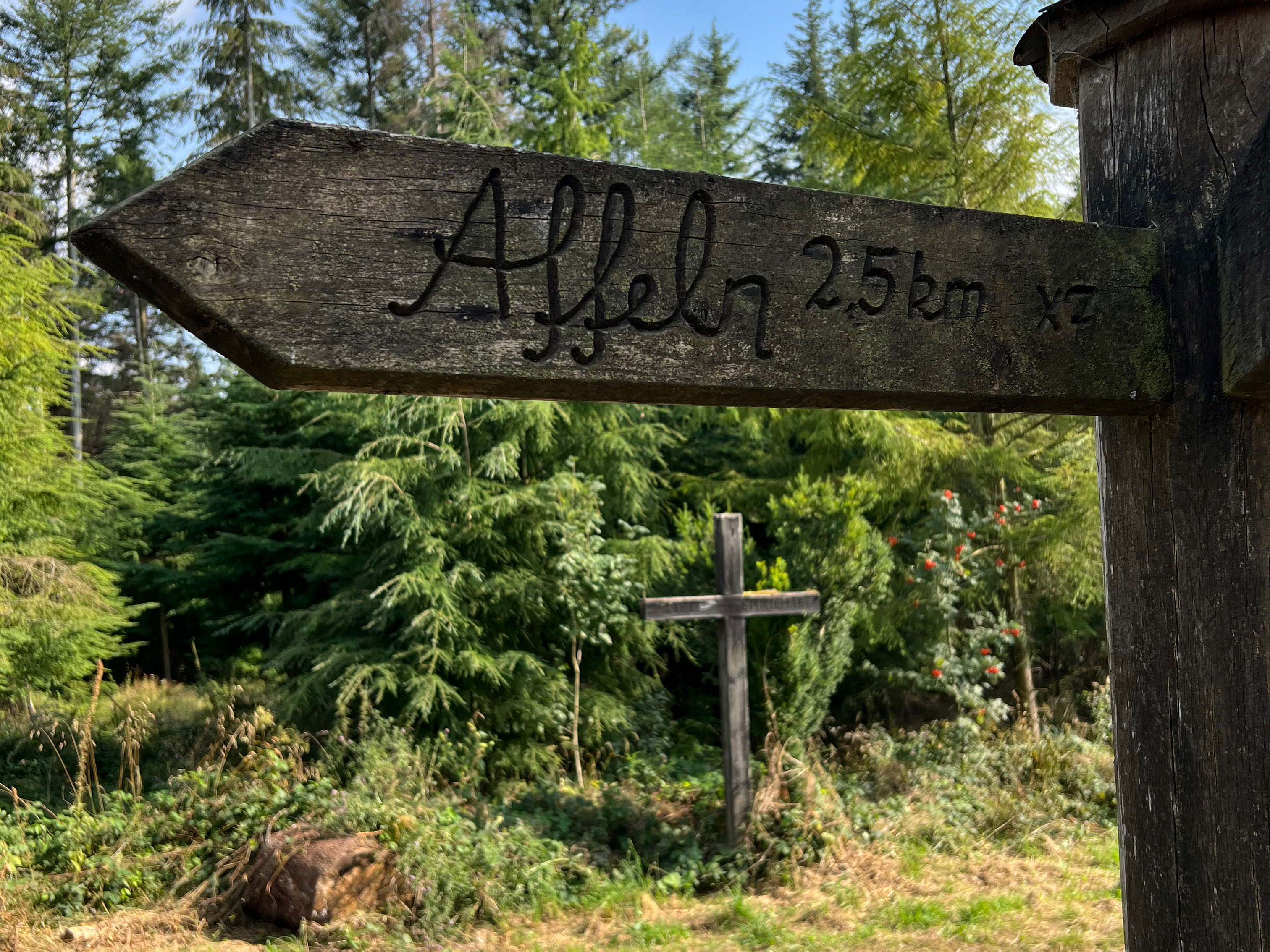Schwarzes Kreuz  und  Wegweiser nach Affeln