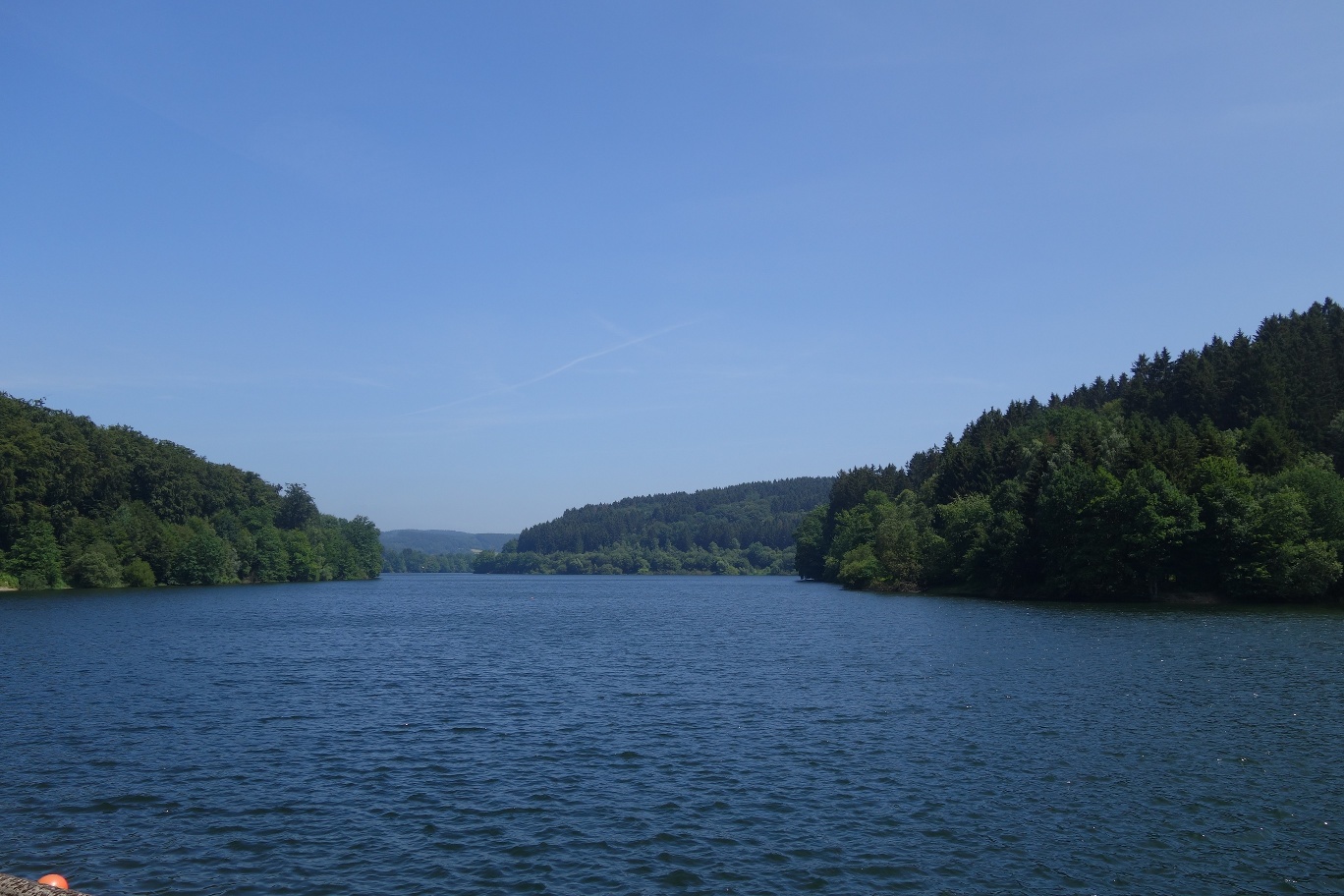 Aussicht von der Staumauer auf die Lingesetalsperre