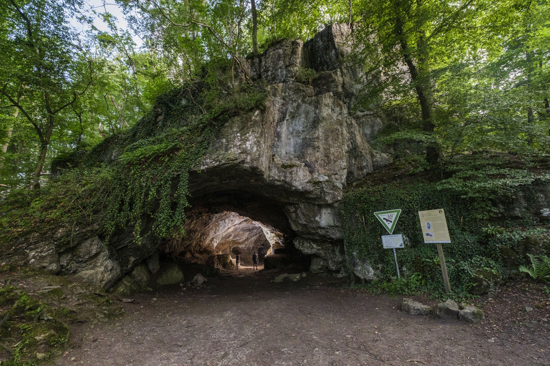 Die Feldhofhöhle im Hönnetal Die Feldhofhöhle im Hönnetal