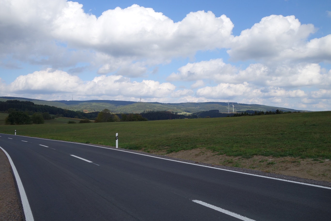 Der Wegeverlauf entlang der Straße wird mit der tollen Aussicht aufgewertet Der Wegeverlauf entlang der Straße wird mit der tollen Aussicht aufgewertet