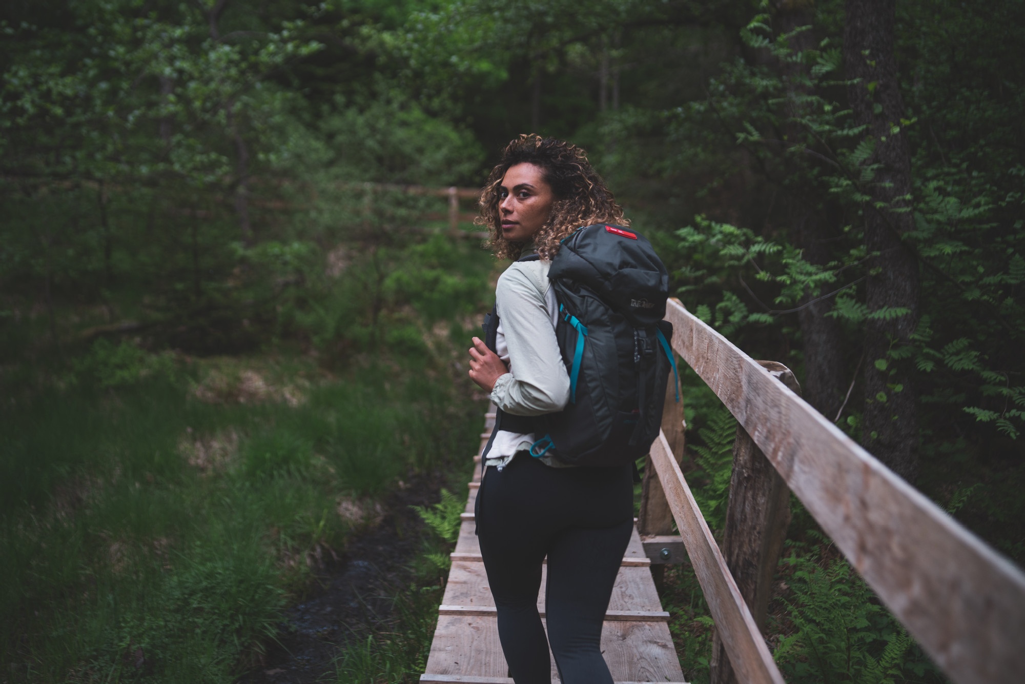Wanderin auf dem Holzsteg in den Ebbemooren