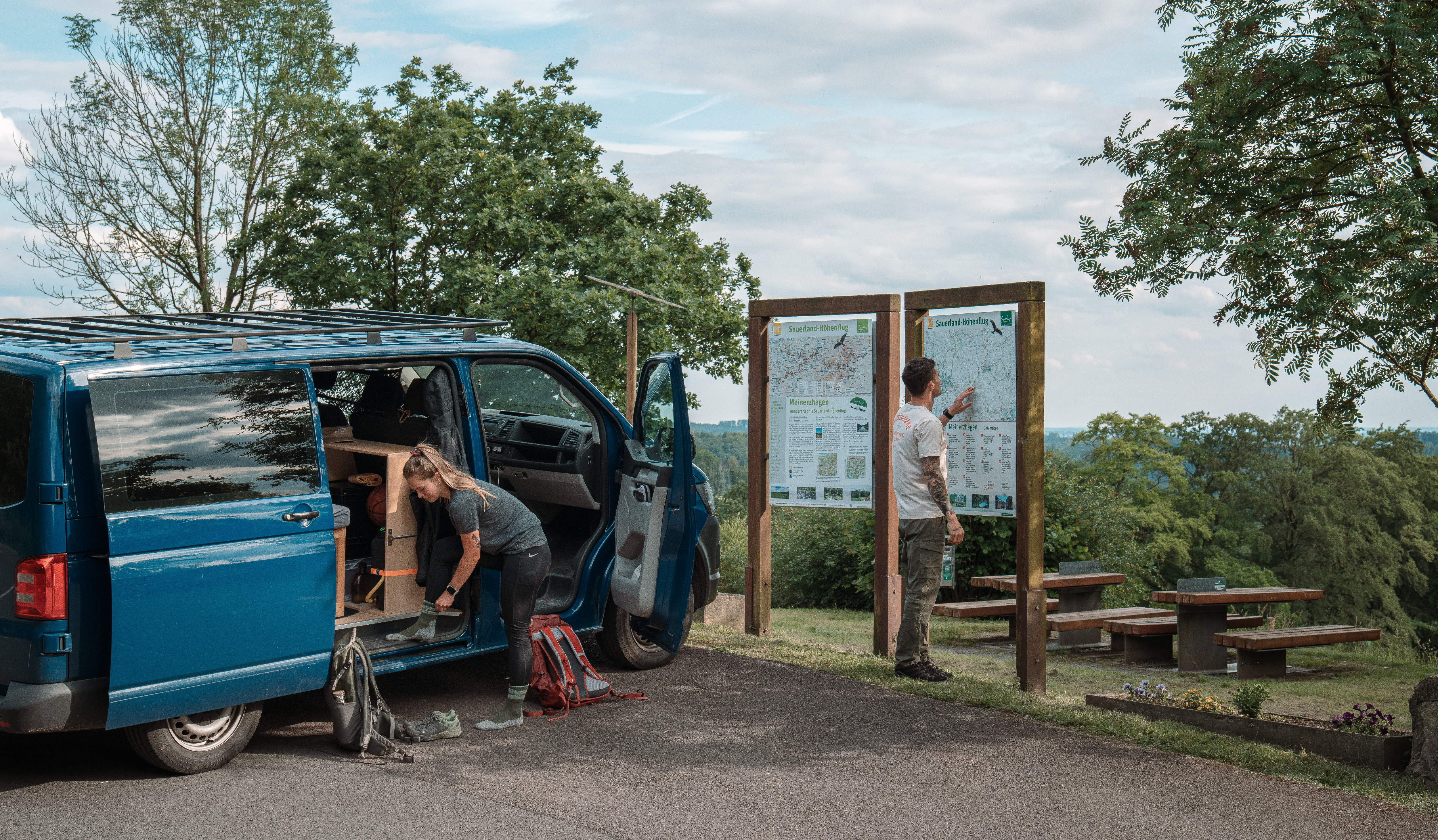 Zwei Wandernde am Startpunkt mit ihrem Van in Meinerzhagen Zwei Wandernde am Startpunkt mit ihrem Van in Meinerzhagen