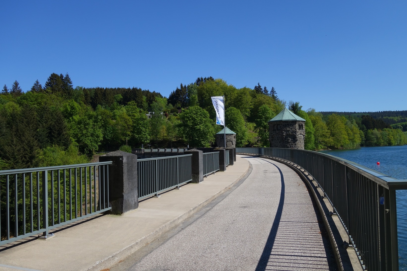 Auch die Staumauer wird überquert Auch die Staumauer wird überquert