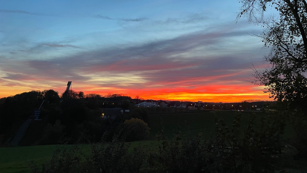 Ausblick vom Wanderparkplatz Schallershaus auf die Meinhardus-Mattenschanzen Ausblick vom Wanderparkplatz Schallershaus auf die Meinhardus-Mattenschanzen