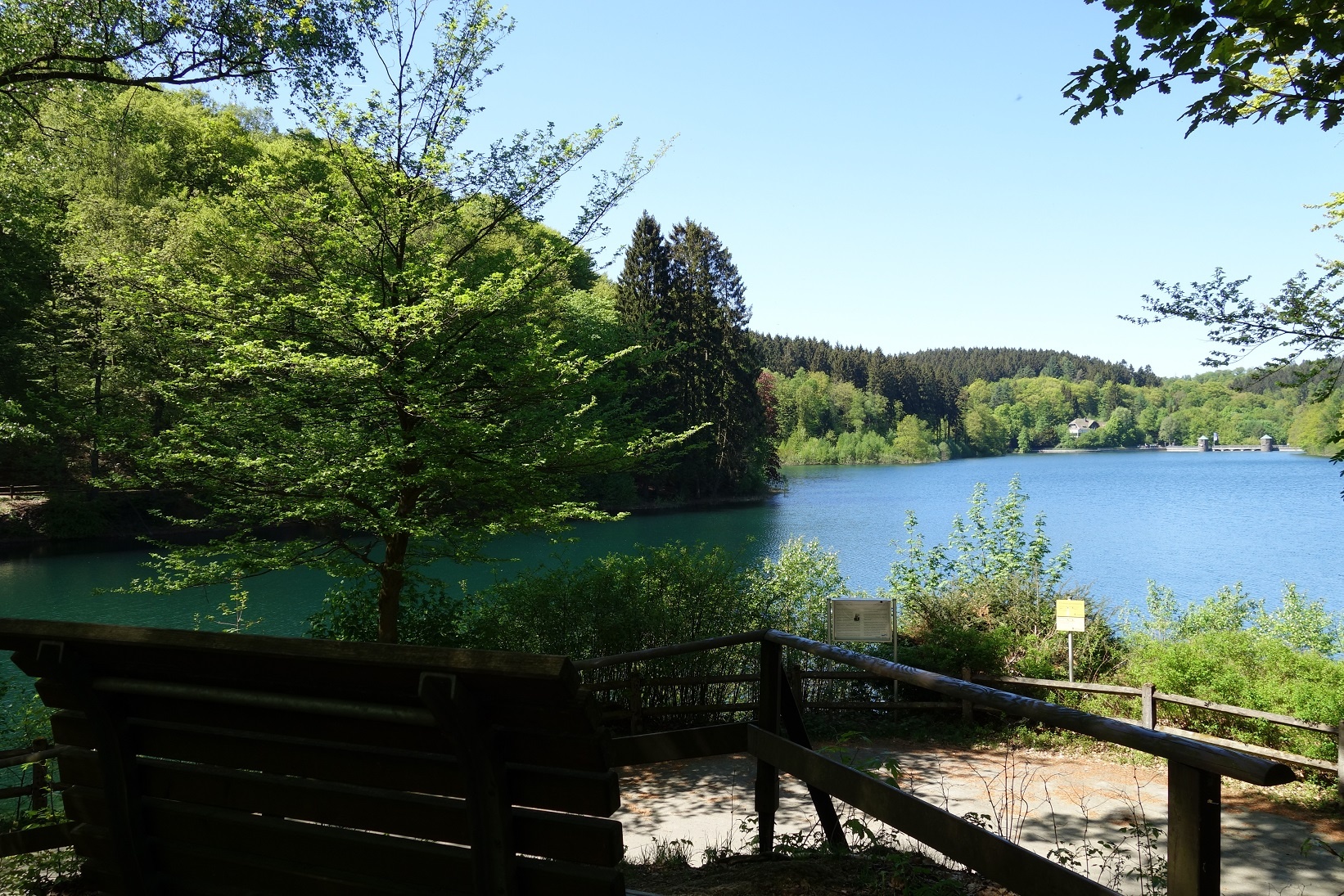 Zahlreiche Bänken und auch Waldsofas begleiten den Wegeverlauf Zahlreiche Bänken und auch Waldsofas begleiten den Wegeverlauf