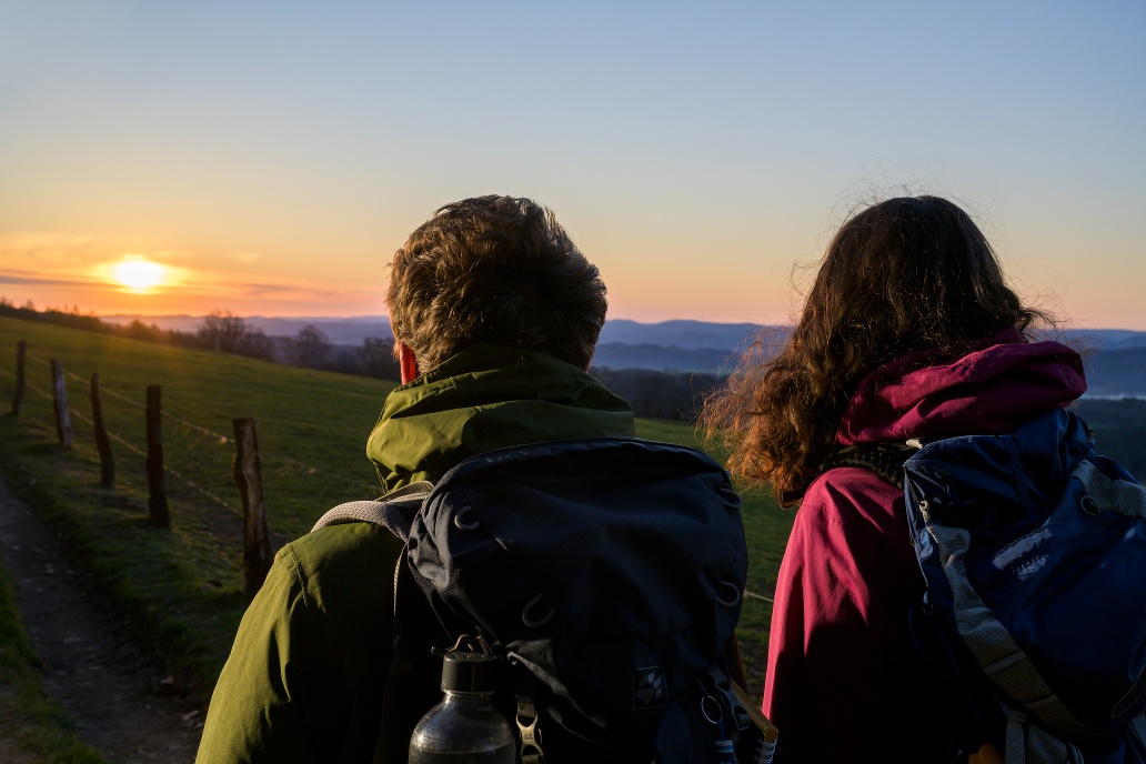 Wanderer auf dem Sauerland-Höhenflug in der Morgensonne Wanderer auf dem Sauerland-Höhenflug in der Morgensonne