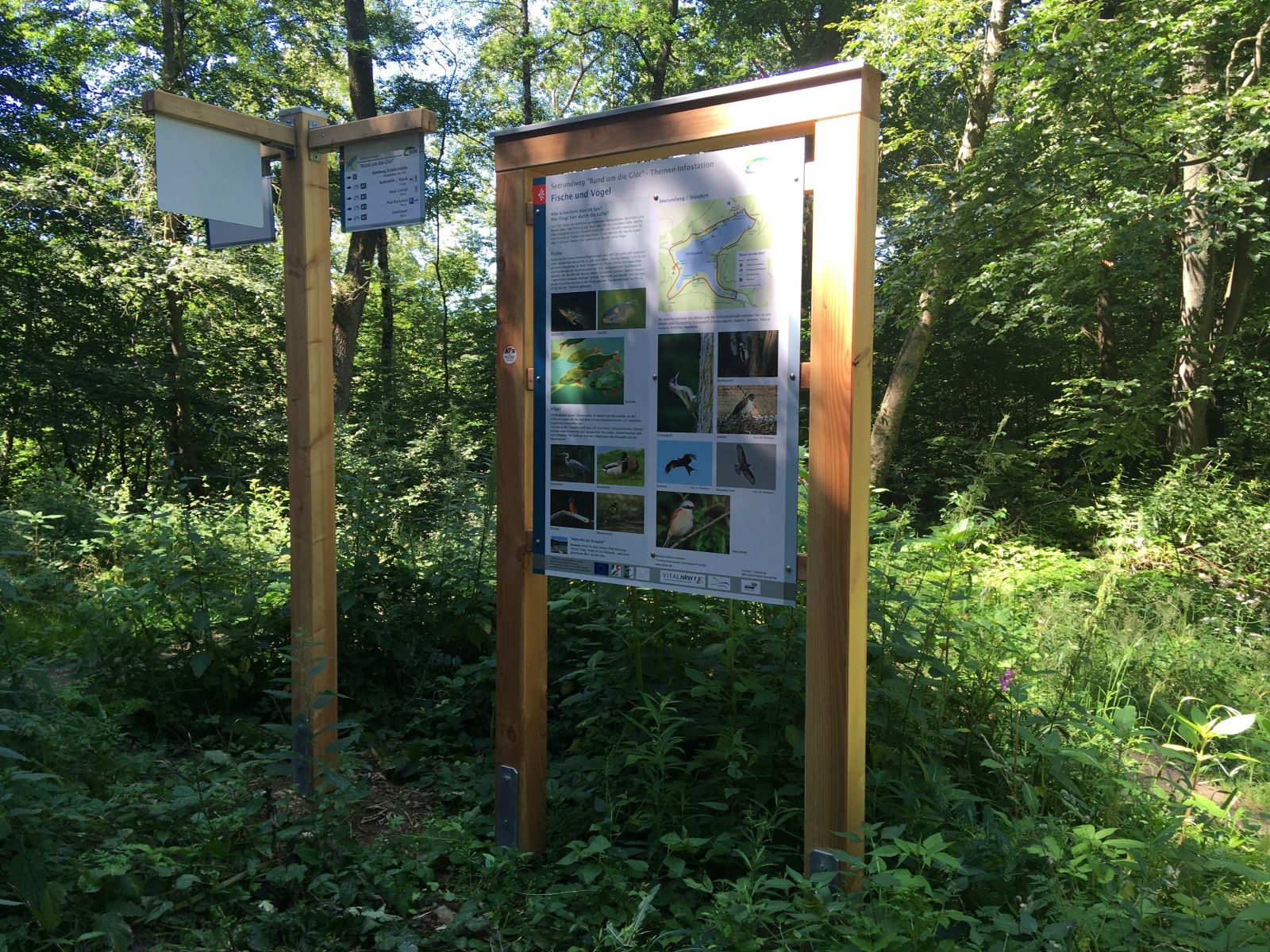 Themeninfotafel und Wegweiser Glörtalsperre Themeninfotafel und Wegweiser Glörtalsperre