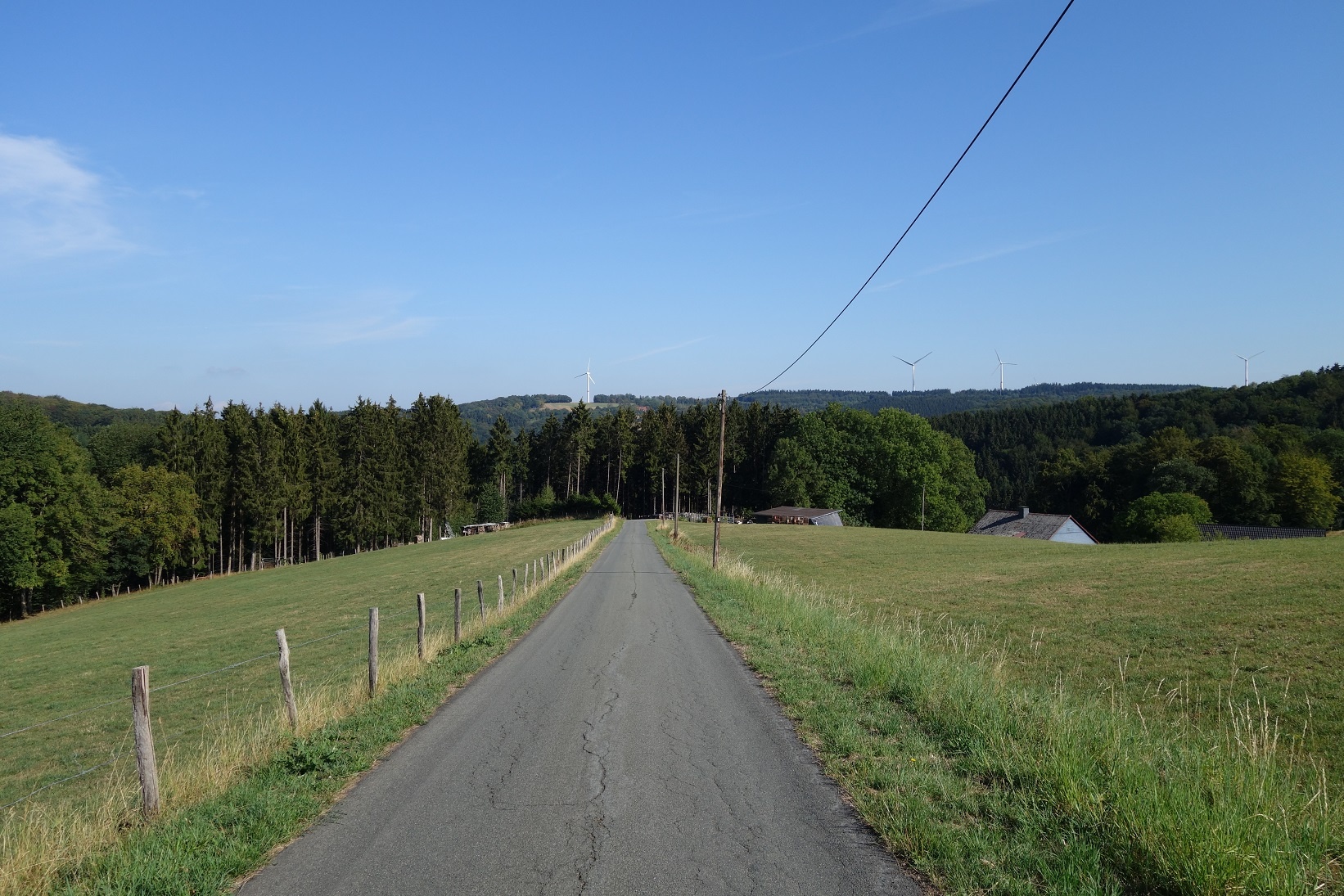 Zu Beginn führt ein asphaltierter Weg hinab in Richtung Hilmecke Zu Beginn führt ein asphaltierter Weg hinab in Richtung Hilmecke
